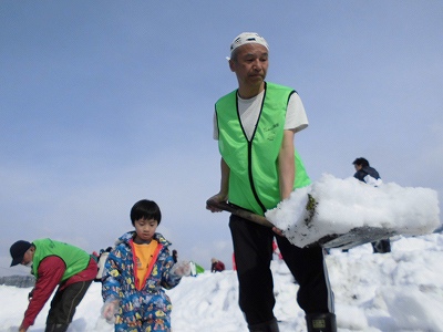 さかだに雪まつり 表面の雪をスコップで割って、収穫しやすいようにアシストしているスタッフの山村福和氏／どこまでもアマチュア